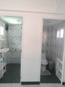 Et badeværelse på Soi Saliga + 14 billeder