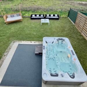 einen Whirlpool inmitten eines Gartens in der Unterkunft Maison entiere jacuzzi reception ouverte 7 7j et 24 24h in Ambarès-et-Lagrave