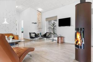 een woonkamer met een open haard in het midden bij HA375-Saeby-Kulmulevej-21 in Sæby