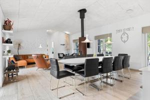 een eetkamer en woonkamer met een tafel en stoelen bij HA375-Saeby-Kulmulevej-21 in Sæby