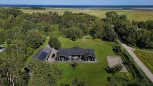 een bovenaanzicht van een groot zwart huis op een groen veld bij HA375-Saeby-Kulmulevej-21 in Sæby