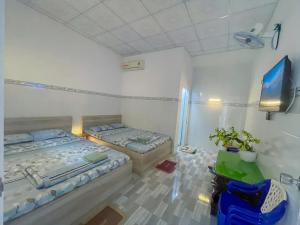 En eller flere senge i et værelse på Nhà Nghỉ Thiên Thanh Long Hải