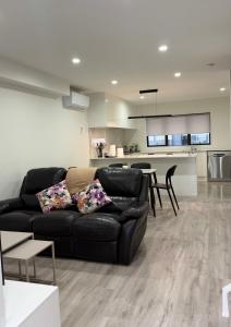 Et opholdsområde på 3BR Auckland Holiday Home near Outlet shops and Costco