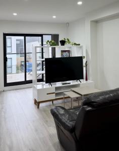 Et tv og/eller underholdning på 3BR Auckland Holiday Home near Outlet shops and Costco