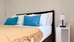 En eller flere senge i et værelse på 3BR Auckland Holiday Home near Outlet shops and Costco