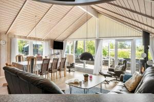 un soggiorno con divani in pelle e tavolo di HA384-Hals-Brombaervej-16 a Hou