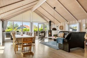 un soggiorno con un tavolo e un divano di HA384-Hals-Brombaervej-16 a Hou