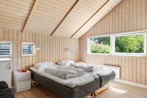 una camera con un letto in una stanza con due finestre di HA384-Hals-Brombaervej-16 a Hou