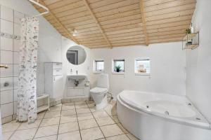 un bagno con vasca, WC e lavandino di HA384-Hals-Brombaervej-16 a Hou Altre 24 foto