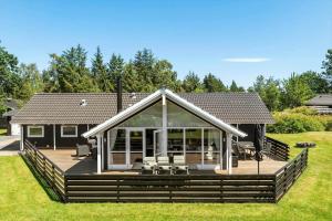 una casa con un'ampia terrazza con patio di HA384-Hals-Brombaervej-16 a Hou