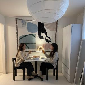 twee vrouwen aan tafel die wijn drinken bij Stay early mansion in Incheon +66 foto's
