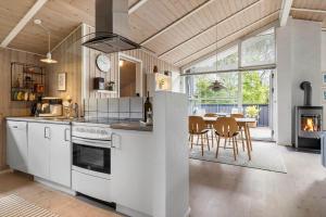 een keuken en eetkamer met een tafel en stoelen bij HA390-Saeby-Graevlingestien-5 in Grønsig