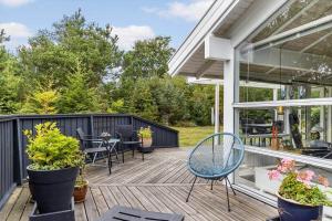 een terras met stoelen en planten op een huis bij HA390-Saeby-Graevlingestien-5 in Grønsig