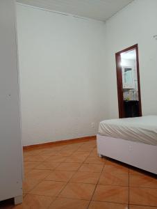 En eller flere senge i et værelse på Apt 3 quartos sendo 1 suíte, zona sul de Ilhéus