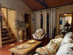 a living room with a couch and a table at Casa Terras de Minas in Gonçalves