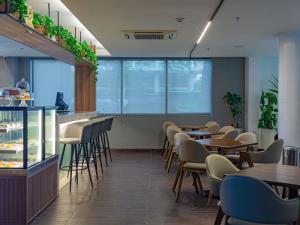 a restaurant with tables and chairs and a bar at Novotel RJ Santos Dumont in Rio de Janeiro