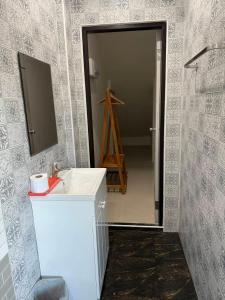 een badkamer met een wastafel, een spiegel en een ladder bij Khao Oat airport in Nai Yang Beach