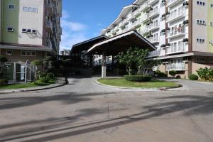 eine leere Straße vor einem Gebäude in der Unterkunft Eirene Place Relax and Recharge in Pusok