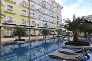 ein Schwimmbad vor einem Gebäude in der Unterkunft Eirene Place Relax and Recharge in Pusok