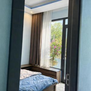 una camera da letto con un letto e una finestra di Love Hotel a Hanoi