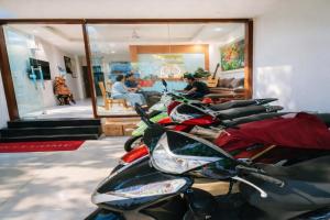 una fila di motociclette parcheggiate in una stanza di Love Hotel a Hanoi Altre 27 foto