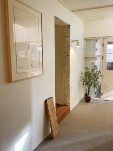 een hal met een spiegel en een bank aan een muur bij Stay early mansion in Incheon