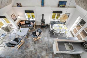 een bovenaanzicht van een woonkamer met een tafel en stoelen bij 715-Thyboron-Limfjordsvej-17-a in Thyborøn
