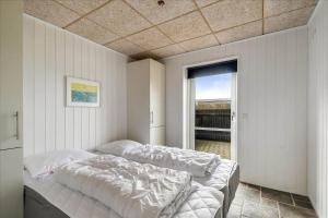 twee bedden in een kamer met een raam bij 715-Thyboron-Limfjordsvej-17-a in Thyborøn