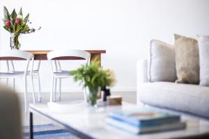 un salon avec une table et un canapé dans l'établissement Bawley Point Beach Front - oceanfront luxury home, à Bawley Point