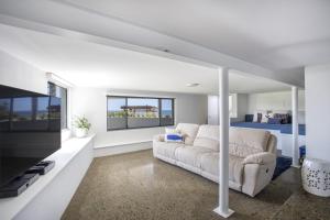 un salon avec un canapé et un lit dans l'établissement Bawley Point Beach Front - oceanfront luxury home, à Bawley Point 13 autres photos