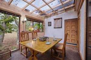 une salle à manger avec une table et des chaises en bois dans l'établissement Casa Allegra, à Yamanakako