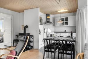 una sala da pranzo e una cucina con tavolo e sedie di 324-Harboore-Skalvej-4-b a Harboør Altre 24 foto