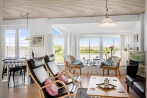 un soggiorno con un divano e un tavolo di 324-Harboore-Skalvej-4-b a Harboør