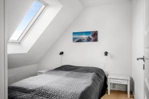 una camera da letto con un letto e una finestra di 324-Harboore-Skalvej-4-b a Harboør