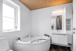 un bagno bianco con vasca e lavandino di 324-Harboore-Skalvej-4-b a Harboør