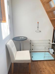 une petite table et une chaise dans une chambre dans l'établissement Casa Allegra, à Yamanakako