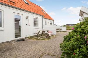un tavolo da picnic di fronte a una casa bianca di 324-Harboore-Skalvej-4-b a Harboør