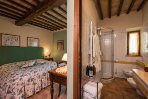 Postel nebo postele na pokoji v ubytování Relais Osteria Dell'Orcia