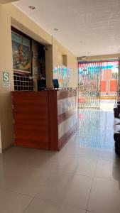 eine Lobby mit Rezeption und Glaswand in der Unterkunft Ikasur Hotel in Ica