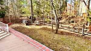 un vialetto in mattoni accanto a un cortile alberato di Luxurious 2BR Movie Theater Game Room Full Kitchen Gym a Clifton