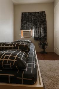 En eller flere senge i et værelse på Islana Stay Rm B for 1pax only