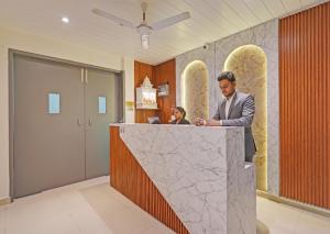 Členové personálu v ubytování Hotel Church House - Rohini I Near Metro I Specious Rooms I Friendly Staff I Most Preferred Hotel In Rohini