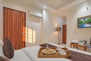 TV a/nebo společenská místnost v ubytování Hotel Church House - Rohini I Near Metro I Specious Rooms I Friendly Staff I Most Preferred Hotel In Rohini