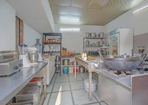 Kuchyň nebo kuchyňský kout v ubytování Hotel Church House - Rohini I Near Metro I Specious Rooms I Friendly Staff I Most Preferred Hotel In Rohini