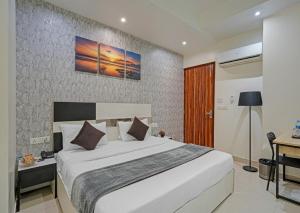 Postel nebo postele na pokoji v ubytování Hotel Church House - Rohini I Near Metro I Specious Rooms I Friendly Staff I Most Preferred Hotel In Rohini + 28 fotografií