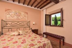 Postel nebo postele na pokoji v ubytování Relais Osteria Dell'Orcia