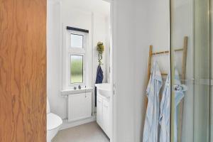 een badkamer met toilet, wastafel en raam bij 727-Thyboron-Magevej-10 in Thyborøn