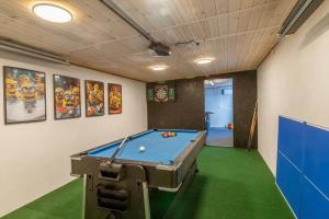 una stanza con un tavolo da biliardo su un pavimento verde di 728-Thyboron-Fanovej-2 a Thyborøn