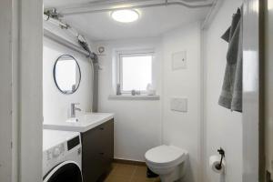 un bagno bianco con lavandino e WC di 728-Thyboron-Fanovej-2 a Thyborøn Altre 36 foto