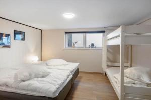 una camera da letto con due letti a castello e una finestra di 728-Thyboron-Fanovej-2 a Thyborøn